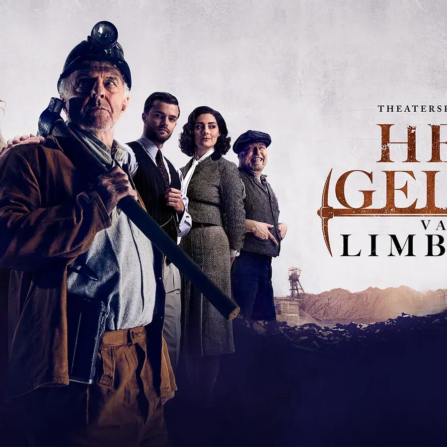 Vier personen in historische kleding, waarvan de voorste man een mijnwerker is met helm en pikhouweel, staand tegen een achtergrond met mijnbouwsilhouet en tekst over Limburg.